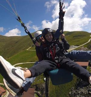 dva lidé sedí na padáku