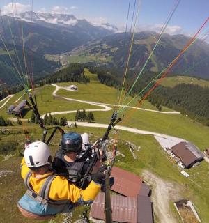kaks inimest lendavad langevarjuga õhus