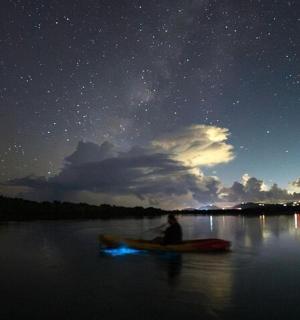 夜间在水上划皮艇的人