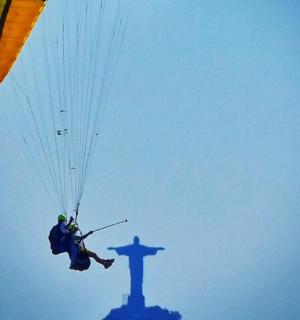 člověk seskočí padákem nad Kristem Spasitelem