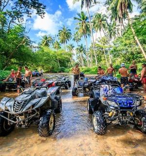 一群摩托车停在一条土路上