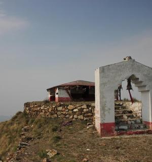 malá budova na vrcholu hory