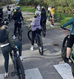 一群人在路上骑自行车