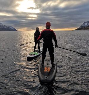 两个人在湖上划桨