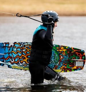 一名男子在水中拿着一块木板