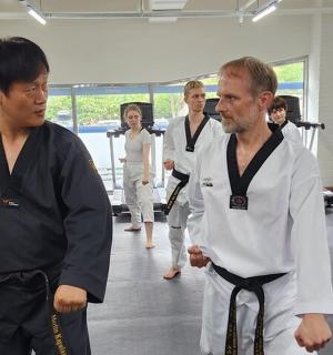 un grup de persones amb quimonos en una habitació