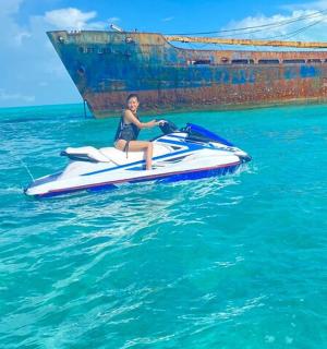 一名女子在海上驾驶水上摩托艇