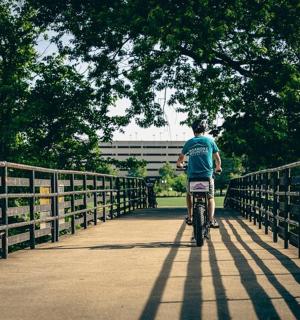 一名男子在桥上骑自行车