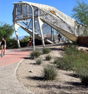 一个人在桥下骑自行车