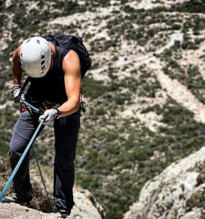 一名男子站在山顶上,手握杆子