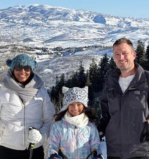 一群人站在白雪皑皑的山顶上