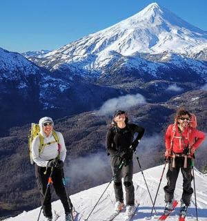 一群人在山上滑雪