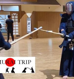 muž oblečený jako samuraj držící kopí