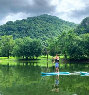 due persone sono in piedi su tavole da paddle in acqua