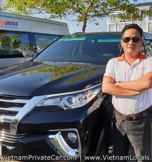 一名男子站在一辆车前