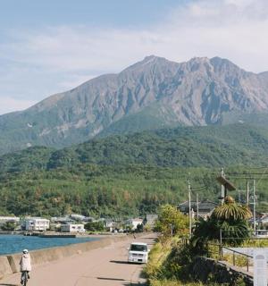 一名男子在山边的人行道上骑自行车