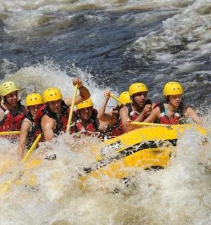 กลุ่มคนในแพในน้ำ