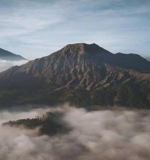 hora v oblacích s výhledem