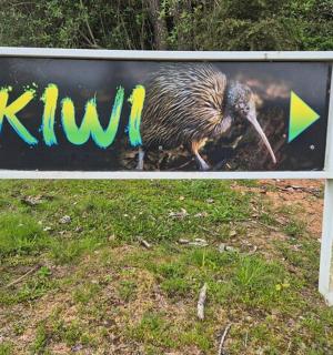 cedule s obrázkem kiwi