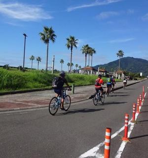 一群人骑着自行车沿着道路行驶