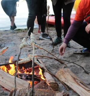 一群人围坐在火堆旁