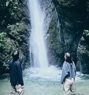 站在瀑布前的一对男女