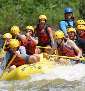 一群人在河上的木筏上