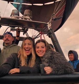 un grup de persones en un globus aerostàtic