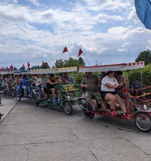 一群人乘坐火车