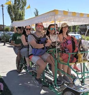 skupina lidí jedoucích na golfovém vozíku se psem