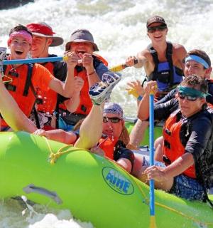 skupina lidí na voru ve vodě