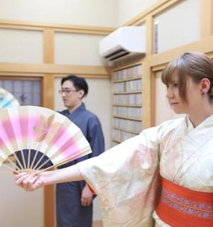 房间里拿着扇子的女人