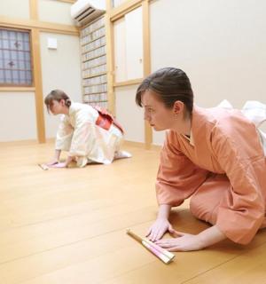 两个人跪在地上玩筷子