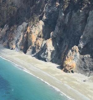 Letecký pohled na pláž vedle hory