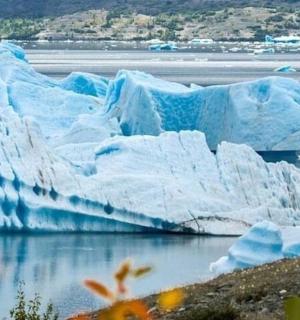 velký ledovec ve vodní ploše