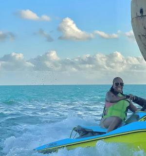 一名男子在海上驾驶水上摩托艇