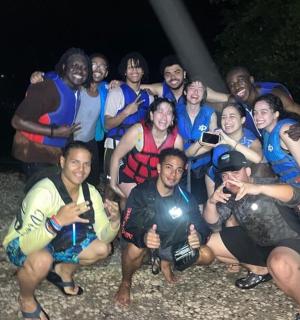 一群人在夜间摆姿势拍照