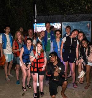 група људи позира за фотографију ноћу