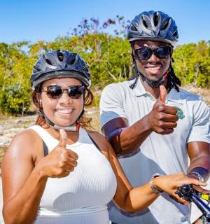muž a žena ukazují palec nahoru při jízdě na kole