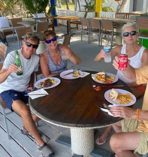 skupina lidí sedících u stolu a jedících