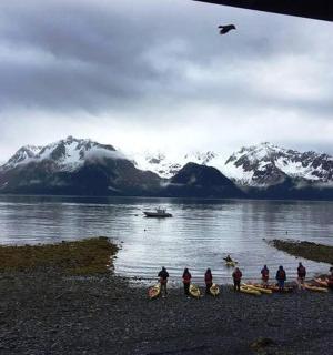 skupina lidí na břehu vodní plochy