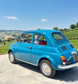 一辆蓝色汽车停在停车场