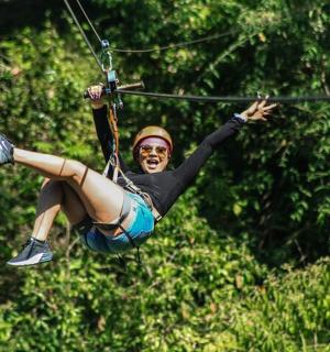 una dona està penjada d'una tirolina