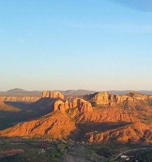 Letecký pohled na kaňon s červenými skalami