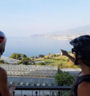 两名戴着头盔的妇女望着水面