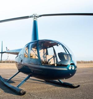 malý modrý vrtulník sedící na ranveji