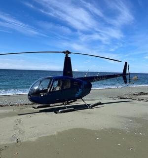 一架直升机停在海边的海滩上