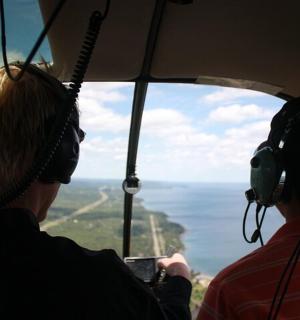 dva lidé v kokpitu vrtulníku