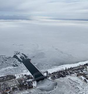Letecký pohled na město se sněhem a vodou