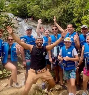 skupina lidí pózujících pro fotografii na stezce